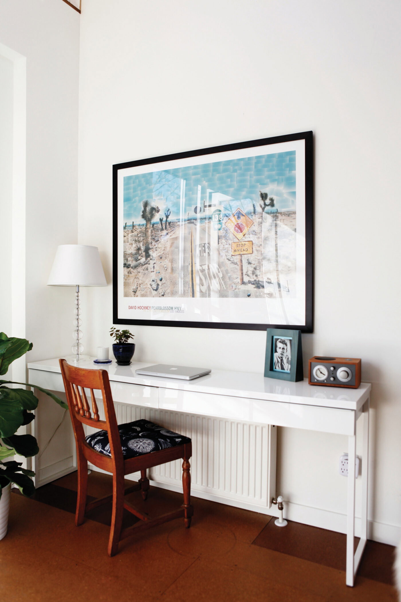 Knowles incorporated the homeowners’ art collection and strategically placed furniture in awkward nooks to make the most of tight corners.