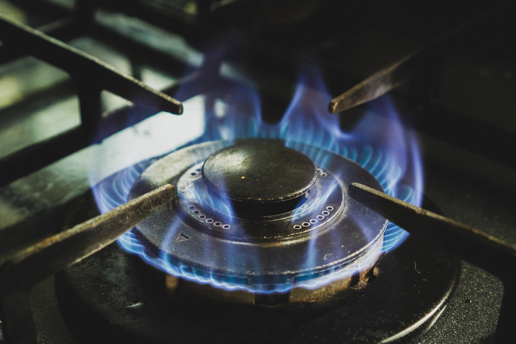 Gas stove burner with blue flame